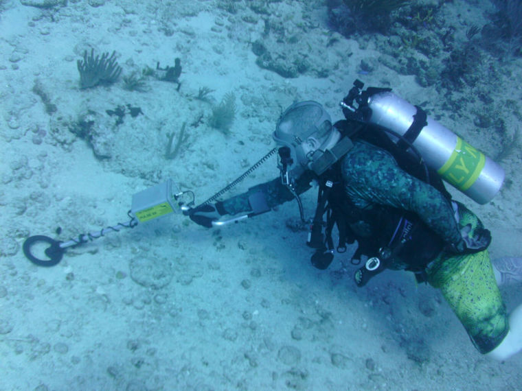 Underwater objects detector